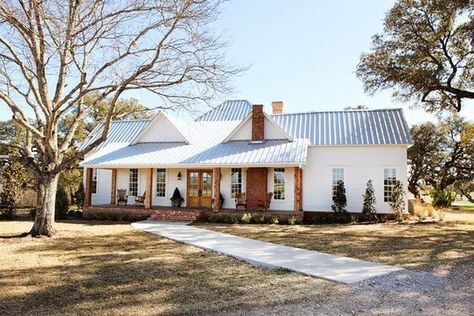 Stile Joanna Gaines, Rustic Farmhouse Exterior, Joanna Gaines House, Farmhouse Exterior Colors, Renovated Farmhouse, Joanna Gaines Farmhouse, Fixer Upper Farmhouse, Farmhouse Exterior Design, Interior Design Minimalist