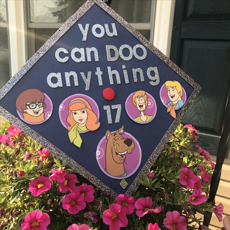 scooby doo graduation cap! haven't seen anything like this yet Graduation Cap Designs Scooby Doo, Scooby Doo Grad Cap, Scooby Doo Graduation Cap, Graduation Diy Decorations, Graduation Hats, Graduation Cap Decoration Diy, High School Graduation Cap, Senior Stuff