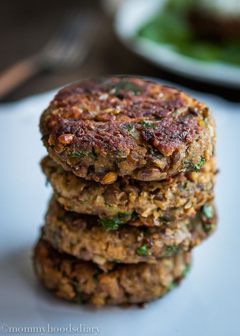 Lentil Patties recipe - Easy, healthy dinner recipe with gluten free and vegan options. Eat these like a burger in a bun or lettuce wraps. Lentil Patties Recipe, Lentil Burger Recipe, Burger Vegetarian, Lentil Burger, Lentil Patties, Resep Burger, Lentil Burgers, Patties Recipe, Vegan Burgers