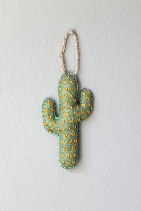 How to make a small cactus ornament. Cactus Ornaments, Felt Cactus, Felted Earrings, Simple Hand Embroidery Patterns, Cactus Diy, Mini Cactus, Fabric Ornaments, Felt Patterns, Felt Christmas Ornaments