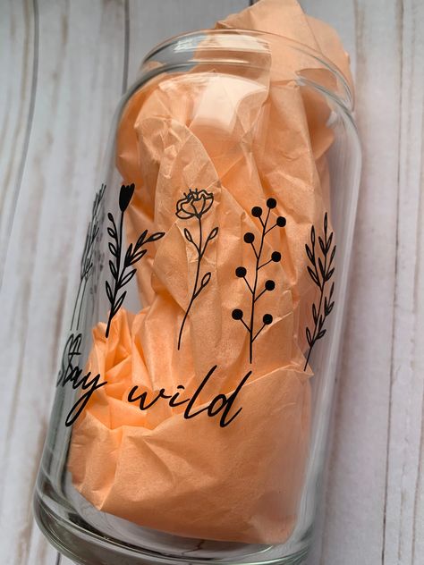 Beer Glass Cricut Ideas, Etched Cup Designs, Beer Glass Cups Design, Glass Beer Cups With Vinyl, Cricut Drinking Glasses, Cute Beer Can Glass Design, Beer Can Glasses Vinyl, Beer Can Glass Ideas, Glass Can Design Ideas