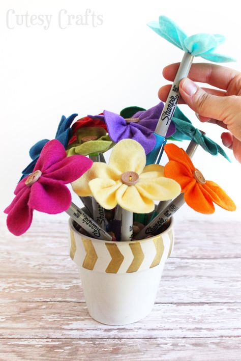 Felt Flower Pen Bouquet Teacher Gift  #StaplesBTS #PMedia #ad Teacher Appreciation Gifts To Sell, Pen Decorating Ideas, Pen Decoration Ideas, Flower Pens Bouquet, Pen Bouquet, Decorated Pens, Pen Decoration, Diy Pen, Pen Toppers