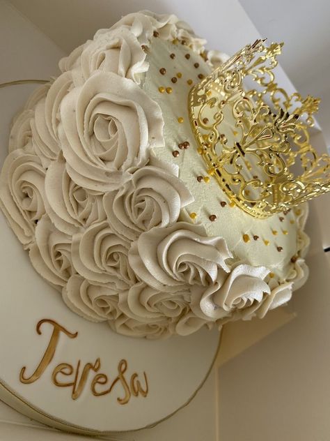 Queen Birthday Cake Crowns, Gold Cake Aesthetic, Queen Themed Birthday Party, Crown Cake Ideas, Queen Cake Ideas, Birthday Cake With Crown, Crown Cake Design, Queen Birthday Cake, Golden Birthday Cake Ideas