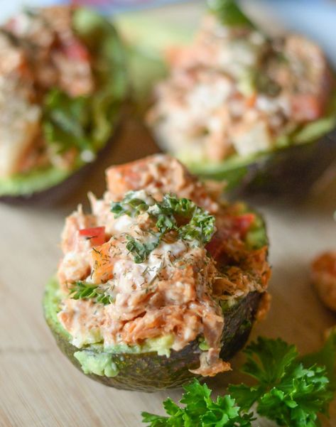 20 Easy Low-Carb Recipes Avocado Tuna Recipes, Low Carb Tuna Lunch, Tuna Stuffed Avocado Recipes, Crab Stuffed Avacodo, Crab Stuffed Avocado, Avocado Uses, Low Carb Meals Easy, No Carb Diets, Sriracha