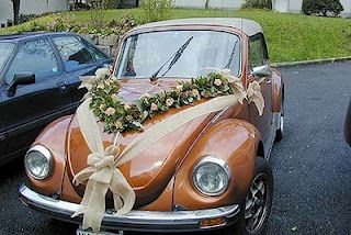 definately need to dress the girls car like this so lovely Wedding Car Deco, Wedding Getaway Car, Bridal Car, Wedding Car Decorations, Car Deco, Floral Wedding Decorations, Boda Mexicana, Flower Car, Rose Garland