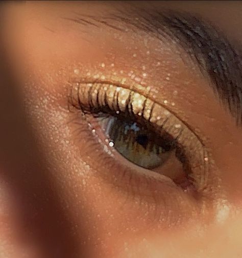 Soft Gold Eyeshadow Looks, Pixie Eye Makeup, Natural Gold Prom Makeup, Subtle Homecoming Makeup, Makeup For Sweet 16 Natural, Gold Simple Makeup Look, Gold Hoco Makeup Looks, Harry Styles Themed Makeup, Makeup Gold Looks