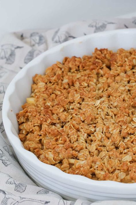 Apple Oat Crumble Recipe, Apple Crumble Pie With Oats, Easy Apple Crumble With Oats, Oat Apple Crumble, Apple Crumble Recipe With Oats, Apple Crumble Oats, Crumble Topping With Oats, Apple Oat Crumble, Apple Crumble Recipe Easy