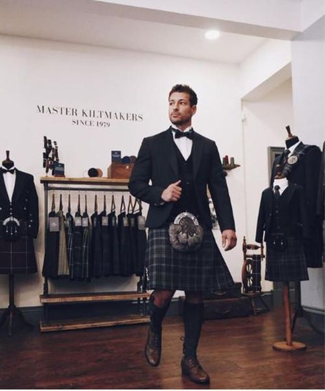 Wedding Kilts For Men, Mens Kilt Fashion, Scottish Kilts Men, Kilt Outfit Men, Kilt Fashion, Scottish Wedding Themes, Wedding Kilt, Kilt Wedding, Black Kilt