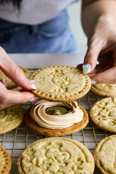 Pistachio Latte, Cheesecake Cream, Coffee Cheesecake, Pistachio Cookies, Pistachio Cream, Baking Sweets, Sandwich Cookies, How Sweet Eats, Cookie Desserts