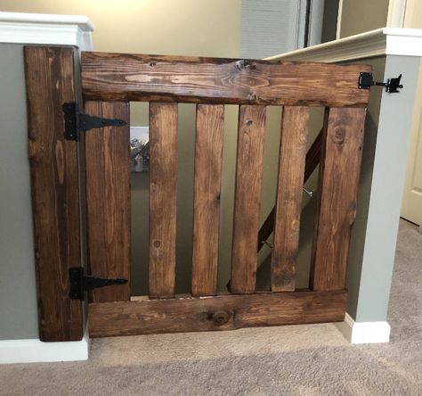 Half Door Gate, Diy Dog Gate, Barn Door Baby Gate, Specs Design, Diy Baby Gate, Wooden Gate, Half Doors, Rustic Woodworking, Home Remodeling Diy