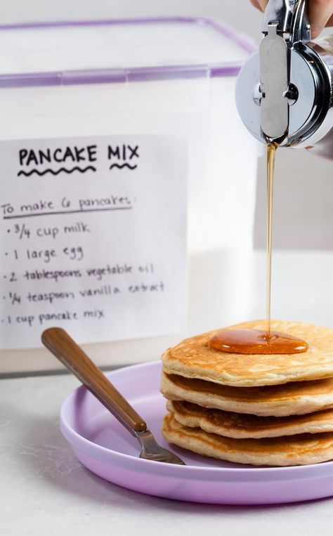 DIY Pancake Mix: Kids! Whip up a big batch of this make-ahead mix and you’ll be minutes away from fluffy pancakes, any time you want them (breakfast, lunch or dinner)! Pancakes are a blank canvas, so bring our your inner artist! During cooking, you can sprinkle them with berries, chocolate chips, shredded coconut, chopped nuts, or sliced bananas. Dinner Pancakes, Diy Pancake Mix, Bacon Brunch, Breakfast Burritos Frozen, Pancake Mix Recipe, Pancakes For Dinner, Baked Breakfast Recipes, Filling Food, Homemade Pancakes