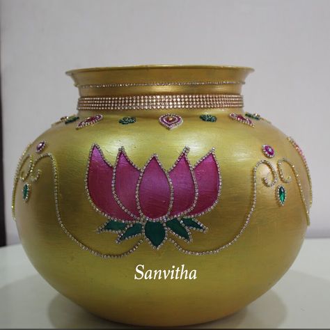 Pelli Kundalu Designs, Kundalu Decoration For Marriage, Marriage Pots Decoration, Kundalu Decoration, Arti Thali Decoration, Kalash Decoration, Coconut Decoration, Mehendi Decor Ideas, Wedding Gift Pack