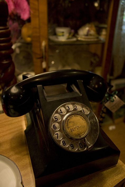 desk phone 40s Furniture, Retro Phones, Bvlgari Perfume, Antique Phone, Antique Telephone, Iphone Life, Rotary Phone, Green Country, Vintage Phones