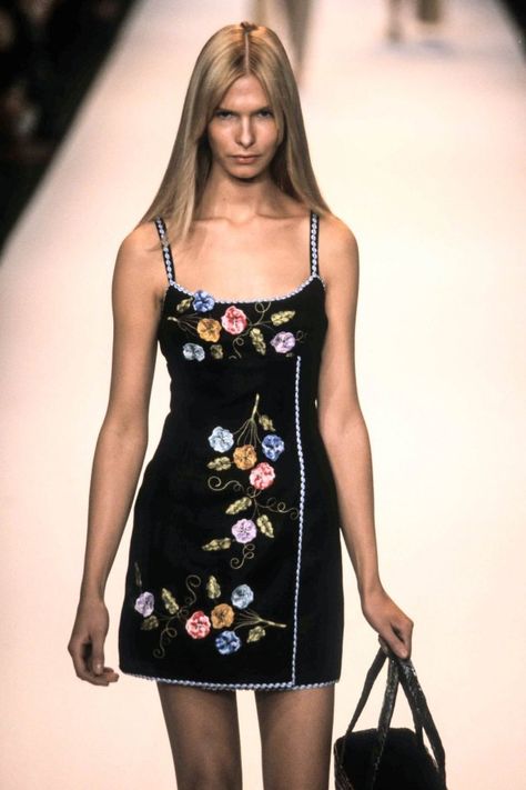 Anna Sui - Spring 1998 RTW Kiara Kabukuru, Modelling Aesthetic, Blumarine Runway, Trish Goff, Anna Sui Fashion, Alek Wek, 90s Runway Fashion, Quirky Fashion, Love Clothing