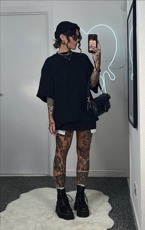 How To Crop Oversized T Shirt, Tattooed Girl Outfit, Goth Summer Outfits, Rave Outfits Plus Size, Tattooed Girl, Dark Vibes, Casual Goth, Emo Girl, Fits Aesthetic