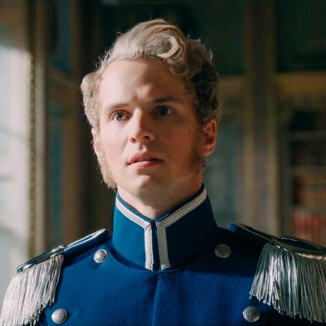 Bridgerton Season 1, Freddie Stroma, Queen Charlotte, Netflix Series, Descendants, Season 1, Movies And Tv Shows, Gentleman, Movie Tv