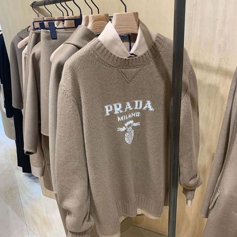 Prada Clothes, Prada Aesthetic, Prada Sweater, Outfit Vintage, Beige Aesthetic, Dolce E Gabbana, Brown Aesthetic, Style Streetwear, Looks Vintage