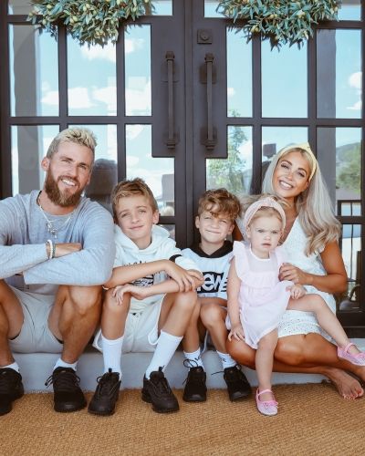 Pink Ballet Flats, Cara Loren, Family Maternity Pictures, Beige Sweatshirt, Have A Great Monday, Cream Shoes, Ballet Dress, New Balance Sneakers, Good Spirits