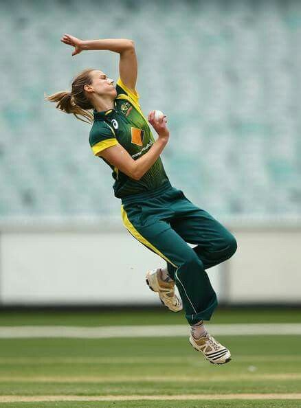 Dual International Ellyse Perry has represented Australia in both Cricket & Football (Soccer). Cricket Girl Aesthetic, Elyse Perry, Womens Cricket, Women Cricketers, Cricket Bowling, Sports Reference, Ellyse Perry, Sports Poses, Women Cricket