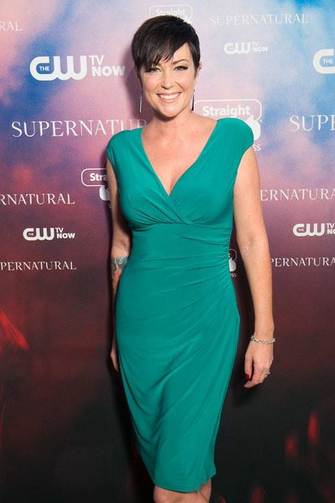 Kim Rhodes #200thEpPartyLA...her tat tho!!!!!!!!!!!!!!!!!!!! ADORE HER!!!! Supernatural Women, Seven Of Swords, Gma News, Kim Rhodes, Wayward Sisters, Lady Knight, Samantha Smith, House Move, Nerd Fashion