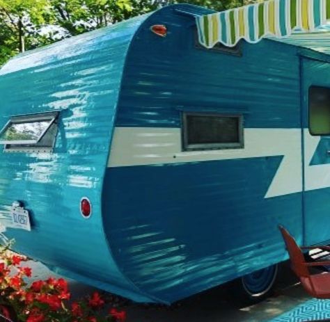 Vintage Travel Trailer Paint Jobs You Won't Ever Forget Camper Exterior Paint Ideas, Trailer Exterior, Camper Exterior, Vintage Camper Art, Trailer Inspiration, Travel Trailer Interior, Duck Stuff, Camper Art, Camper Trailer Remodel