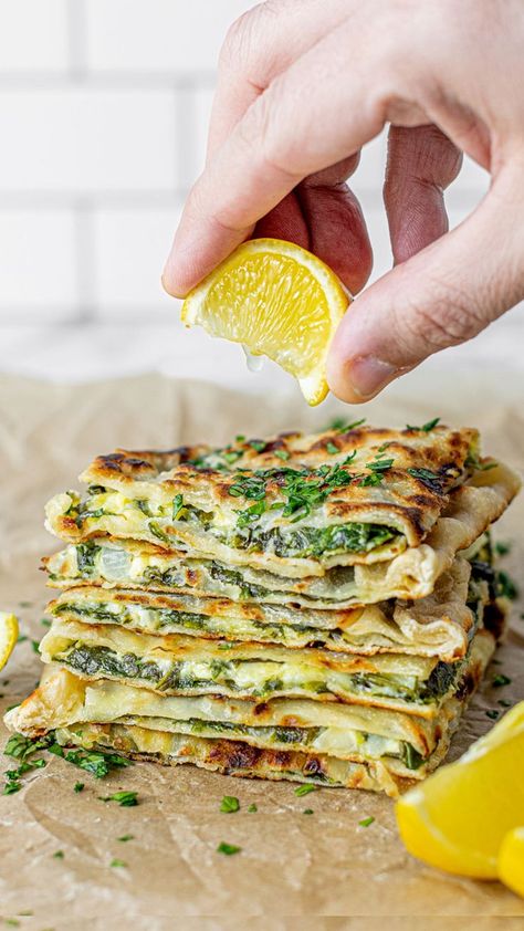 Spinach And Cheese Recipes, Flatbread Lunch Ideas, Flatbread Wraps, Gozleme Recipe, Cheese Flatbread, Vegetarian Lunch, Spinach And Cheese, Turkish Recipes, Quesadillas