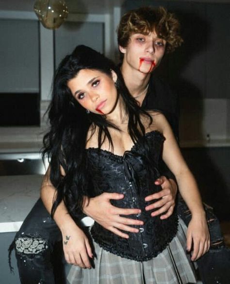 Vampire Costume Couple, Halloween Parejas, Vampire Halloween Costume, Vampire Costumes, Chica Cool, Josh Richards, Couples Halloween Outfits, Cute Couple Halloween Costumes, Trendy Halloween Costumes