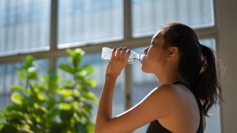 How Can I Tell if I’m Drinking Enough Water? – SheKnows Why Drink Water, Remember To Drink Water, Drinking Lots Of Water, Fat Burning Abs, Drink Your Water Meme, Drinking Enough Water, Not Drinking Enough Water, Making Water, Exercise Physiology