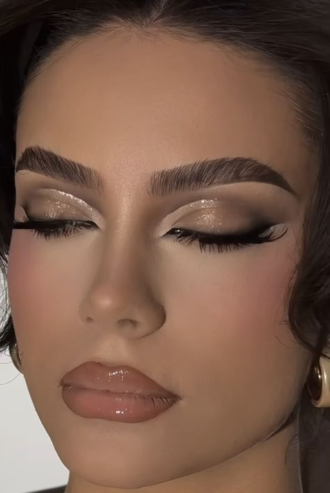 Makeup Looks Glitter Eyeshadow, Mascarade Makeup Ideas, Copper Glam Makeup, Gold Brown Eye Makeup, Makeup Ideas Full Face Glam, Makeup For Nude Dress, Quince Makeup Black, Baddie Prom Makeup, Golden Makeup Look Glam