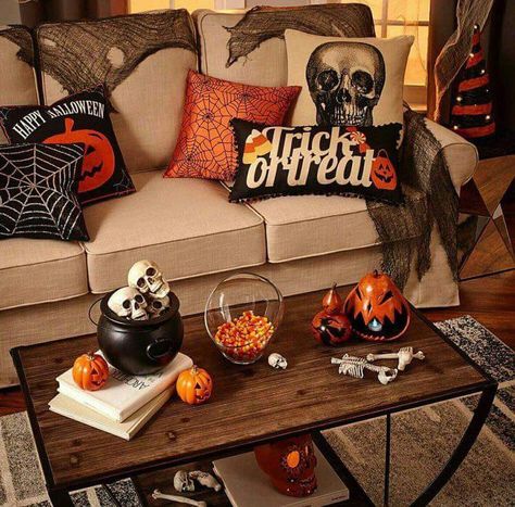 Halloween living room decor Halloween Living Room Decor, Diy Halloween Dekoration, Halloween Girlande, Halloween Living Room, Cheap Halloween Costumes, Halloween Decor Diy, Casa Halloween, Halloween Memes, Room Decoration Ideas