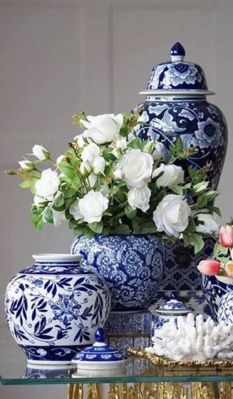 Blue White Vase Decor, Blue And White Interior Design, Blue And White Porcelain Decor, Blue Room Inspiration, Blue Willow Wedding, Blue Willow Decor, Blue And White Tablescapes, White Vase Decor, Blue And White Vases