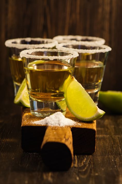 Tequila, fatias de sal e limão Foto Prem... | Premium Photo #Freepik #photo #ouro #festa #tabela #celebracao Low Carb Drinks, Tequila Drinks, Tequila Shots, Alcohol Aesthetic, Drink Photo, Pretty Drinks, Stove Top Espresso, Scotch Whisky, Tequila