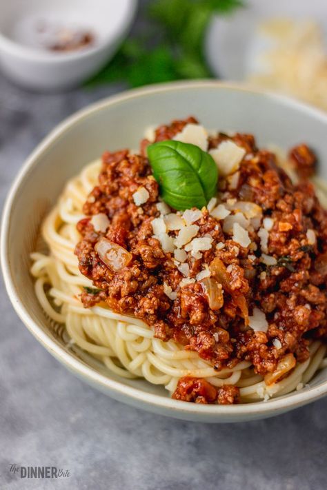 Looking for an easy pasta dish recipe? This simple and quick spaghetti Bolognese is your answer. The 30 minutes Bolognese sauce is delicious, rich and Easy Spaghetti Bolognese, Spaghetti Bolognese Recipe, Lemon Garlic Pasta, Baked Chicken Drumsticks, Homemade Garlic Bread, Easy Spaghetti, Bolognese Recipe, Easy Pasta Dishes, Easy Baked Chicken