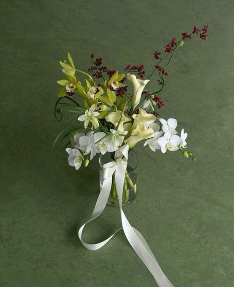 Female Footwear, Filmy Vintage, Orchid Bouquet, Green Bouquet, Bridal Bouquet Flowers, Lily Wedding, Flower Therapy, White Bouquet, Flowers Design