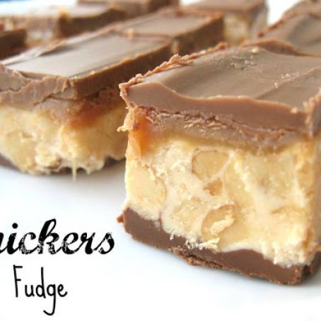 Snickers Fudge, Snickers Candy Bar, Snickers Candy, Fudge Ingredients, Fudge Recipes Chocolate, Butterscotch Chips, Fudge Cake, Melting Chocolate Chips, Homemade Candies