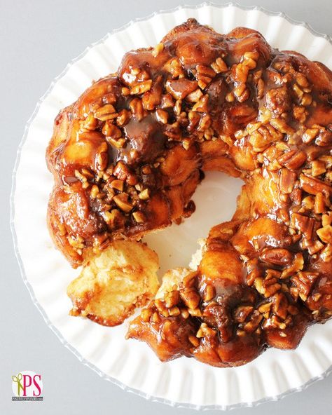 Caramel-Pecan Monkey Bread from Scratch :: PositivelySplendid.com Monkey Bread From Scratch, Pecan Monkey Bread, Easy Sticky Buns, Monkey Bread Recipe, Bread From Scratch, Caramel Pecan, Crunchy Pecans, Sticky Buns, Monkey Bread