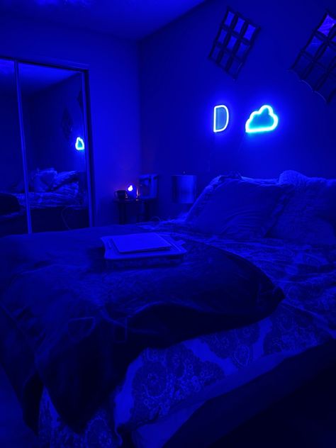 Blue And White Aesthetic Room, Blue And Black Bedroom, Blue Room Aesthetic, Blue Themed Bedroom, Gaming Bedroom Ideas, Clean Room Aesthetic, Dark Blue Rooms, Gaming Bedroom, Dorm Room Styles