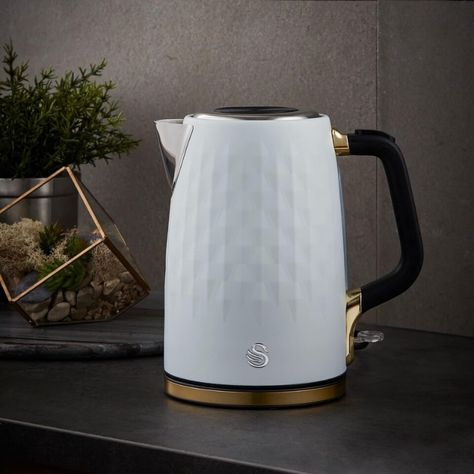 Upgrade your kitchen with these stylish items! From a retro bread bin to a traditional kettle, we've got you covered. #KitchenEssentials #HomeDecor #StylishLiving 🏡✨ Gold Kettle, White Kettle, Kitchen Kettle, Diamond Pattern Design, Latest Kitchen Trends, Kettle And Toaster Set, Kitchen Appliances Luxury, British Home, Domestic Appliances