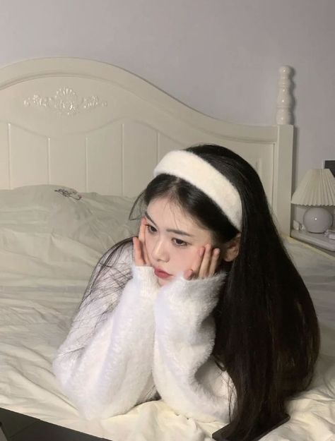 Headband Hairstyles Asian, Cold Girl, Peinados Fáciles Para Cabello Corto, Uzzlang Girl, Aesthetic Hair, Headband Hairstyles, Ulzzang Girl, Pretty Hairstyles, Aesthetic Girl