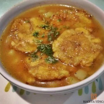 Cómo hacer Sopa de Patacón (Disfruta de su extraordinario sabor) Pata Recipe, Plantain Soup, Colombian Dishes, Colombian Cuisine, Ecuadorian Food, Tomato Salad Recipes, Colombian Food, Latin Food, Easy Soup Recipes