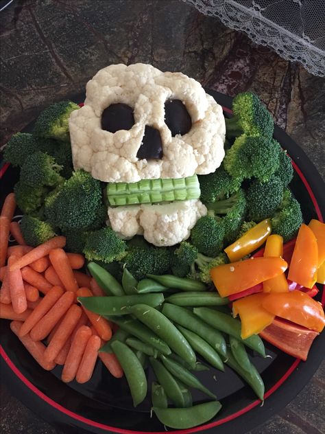 Sculpted califlower into a skull. Used olives for the eyes and nose and celery for the teeth. I used toothpicks to hold it all together. Skull Veggie Tray, Spooky Halloween Veggie Tray, Decorative Veggie Tray, Halloween Veggie Charcuterie Board, Spooky Veggie Platter, Halloween Vegetable Platter, Skeleton Veggie Platter, Spooky Veggie Tray, Halloween Vegetable Tray