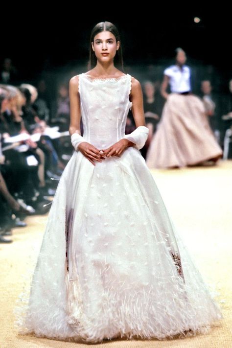 90s Dress Formal, Givenchy Wedding Dress, Balmain Haute Couture, Runway Gowns, Runway Fashion Couture, Formal Ball Gown, Vogue Wedding, Couture Looks, Pierre Balmain