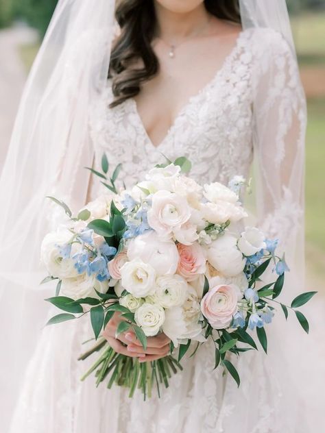 Blue Peach White Wedding, Light Blue And Blush Pink Wedding, Pink And Blue Flower Arrangements, Tulip Bouquet Wedding, Round Bridal Bouquet, Blush Peony Bouquet, Outside Wedding Ceremonies, Blue Flower Arrangements, Blue And Blush Wedding