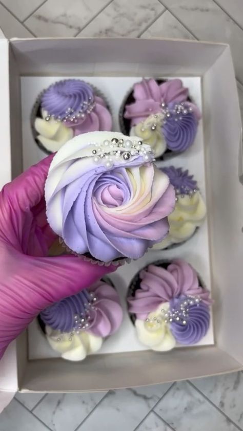 Credits to the rightful owner of the video @Cake by Vinnie 💗 Check her out on Tiktok! #baking #cakedesign #cakedecoration Tiktok Baking, Cupcake Decorating Techniques, Video Cake, Deco Cupcake, Cake Decorating Flowers, Purple Cupcakes, Cupcake Decorating Tips, Frosting Techniques, Cake Decorating For Beginners