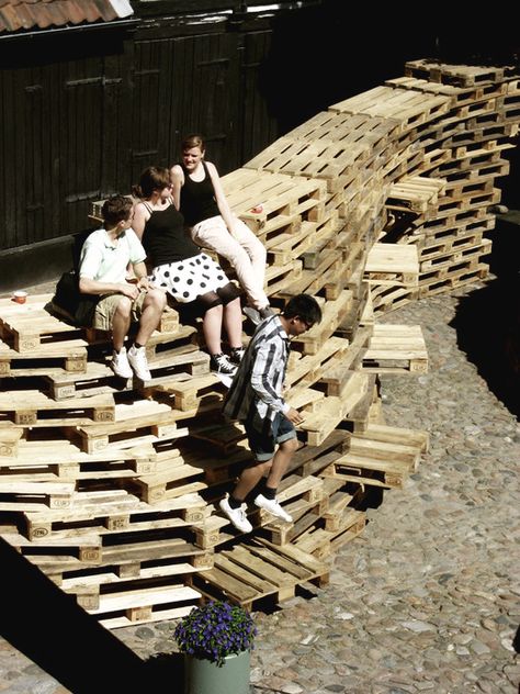 Low-Cost Design: Urban Installations and Pavilions Built with Recycled Pallets | ArchDaily Recycled Pavilion, Pallet Pavilion, Recycling Architecture, Recycling Projects For School, Urban Installation, Biophilic Architecture, Shipping Pallet, Waste Art, Sustainable Building Materials