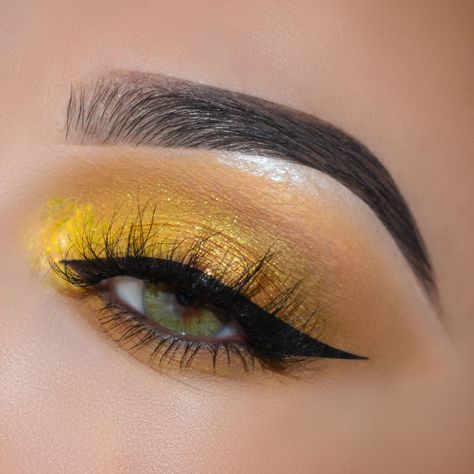 Gold eyeshadow complemented with light brown is perfect to accent any eye color.  Don't sleep on those beautiful brows that gives a clean and  put together look. Gold Eyeshadow Looks, Dru Hill, Yellow Eye Makeup, Yellow Makeup, Yellow Eyeshadow, Cute Eyeshadow Looks, Gold Eyeshadow, Makeup Eye Looks, Yellow Eyes