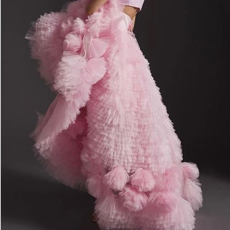 Artsy Clothes, Tulle Coat, Tulle Decorations, Tulle Crafts, Ballerina Silhouette, Feminine Skirt, Rose Skirt, Artsy Outfit, The Justice