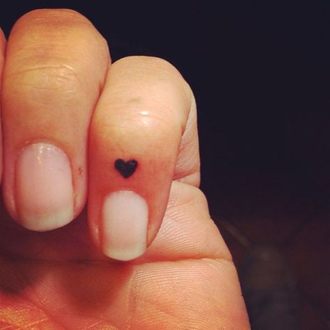 30 Heart Tattoos To Remind You To Hold On When Things Go ALL Wrong Arrow Tattoo Finger, Girl Finger Tattoos, Flower Finger Tattoos, Heart Tattoo On Finger, Finger Tattoos For Couples, Tiny Flower Tattoos, Tiny Finger Tattoos, Finger Tattoo For Women, Tattoo Old School