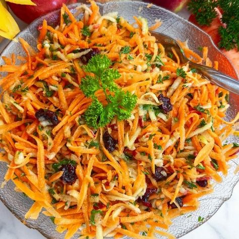 Classic Carrot and Apple Salad – Easy & Affordable (No Lettuce) Carrot And Apple Salad, Salad Benefits, Salads Without Lettuce, Lettuce Salads, Apple Salad Recipe, Ground Beef Breakfast, Salad Appetizer Cups, Lettuce Salad Recipes, Work Lunch Ideas