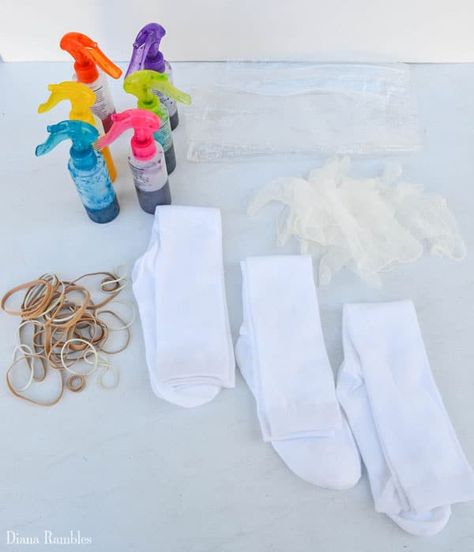 Diy Tie Dye Socks, Tye Dye Socks, Diy Tie Dye Techniques, Diy Tie Dye Designs, Tie Dye Patterns Diy, Socks Party, Tie Dye Crafts, Fabric Dyeing, Tie Dye Socks